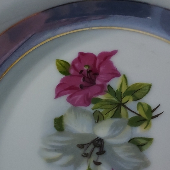 Vintage Porcelain Lusterware Floral Ashtray trimmed in Gold.6 inches Wide - Picture 5 of 7